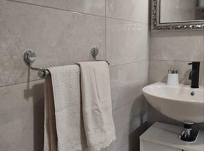 아파트 (Two Bedroom Apartment) | 욕실 | 샤워 시설, 타월