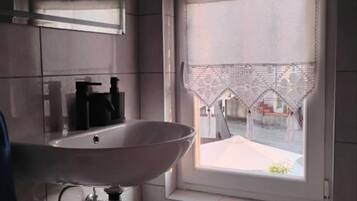 Apartment (Two Bedroom Apartment) | Bathroom | Shower, towels