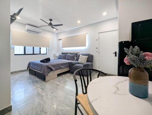 Modern Studio Retreat in Exclusive Northcrest