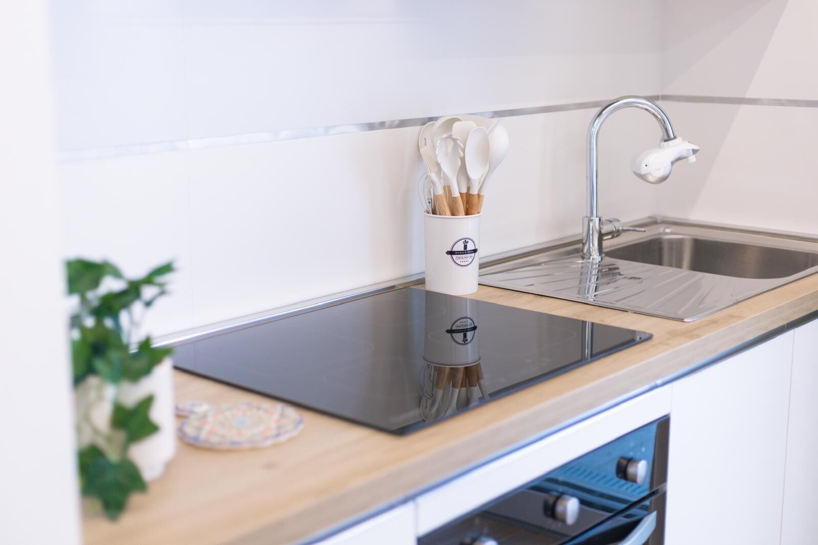 Micro-ondes, four, plaque de cuisson, lave-vaisselle