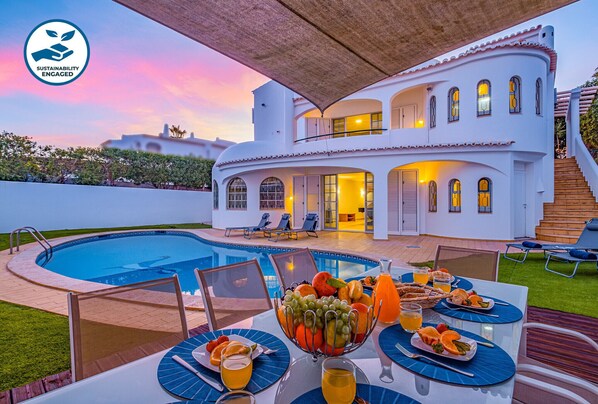 Pool - Sophisticated villa with BBQ and heatable pool (Armação de Pêra)