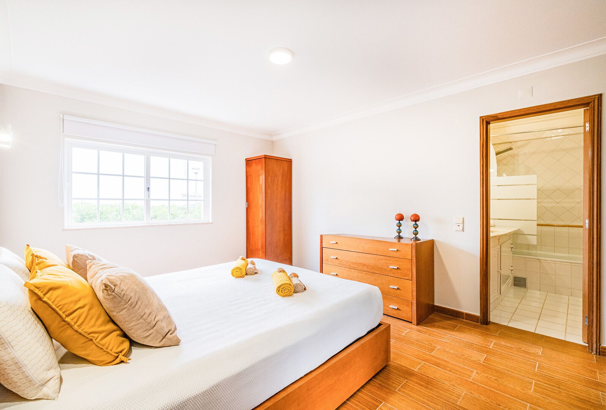 4 slaapkamers, een strijkplank/strijkijzer, gratis wifi, beddengoed