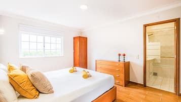 4 slaapkamers, een strijkplank/strijkijzer, gratis wifi, beddengoed