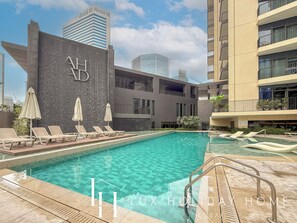 Outdoor pool - LUX The Business Bay Executive Suite (Dubai)
