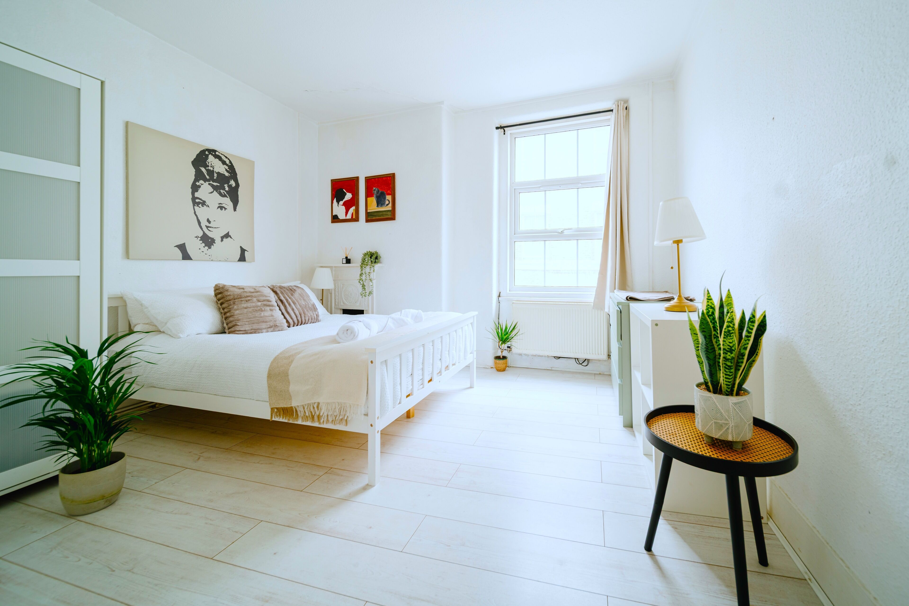 2 chambres, bureau, fer et planche à repasser, lit parapluie