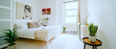 2 chambres, bureau, fer et planche à repasser, lit parapluie