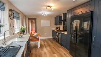 Dishwasher, cookware/dishes/utensils