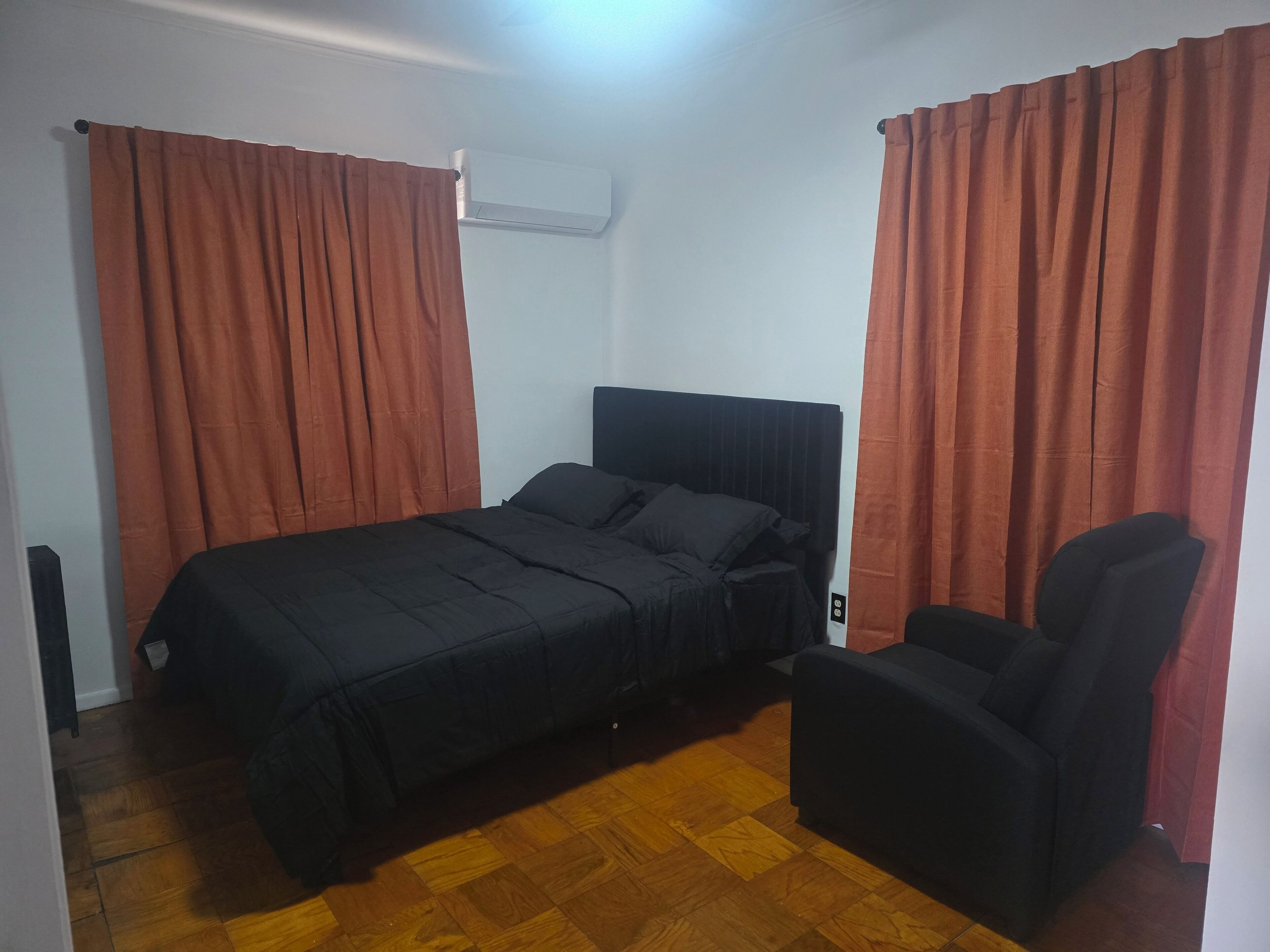 3 slaapkamers, een strijkplank/strijkijzer, wifi, beddengoed