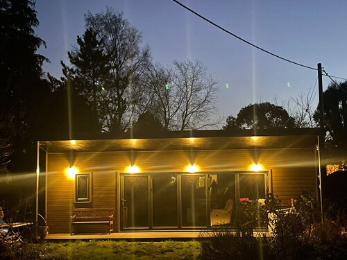 Charming Garden Lodge in the Oxfordshire Cotswolds with Indoor Climbing Wall