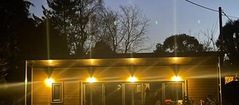 Charming Garden Lodge in the Oxfordshire Cotswolds with Indoor Climbing Wall