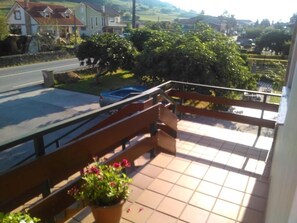 Property grounds - Las Higueras. House with garden. (Pomaluengo)