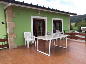 Outdoor dining - Las Higueras. House with garden. (Pomaluengo)