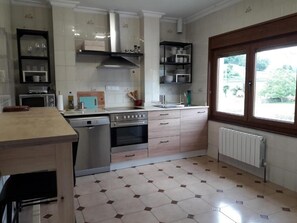 Private kitchen - Las Higueras. House with garden. (Pomaluengo)