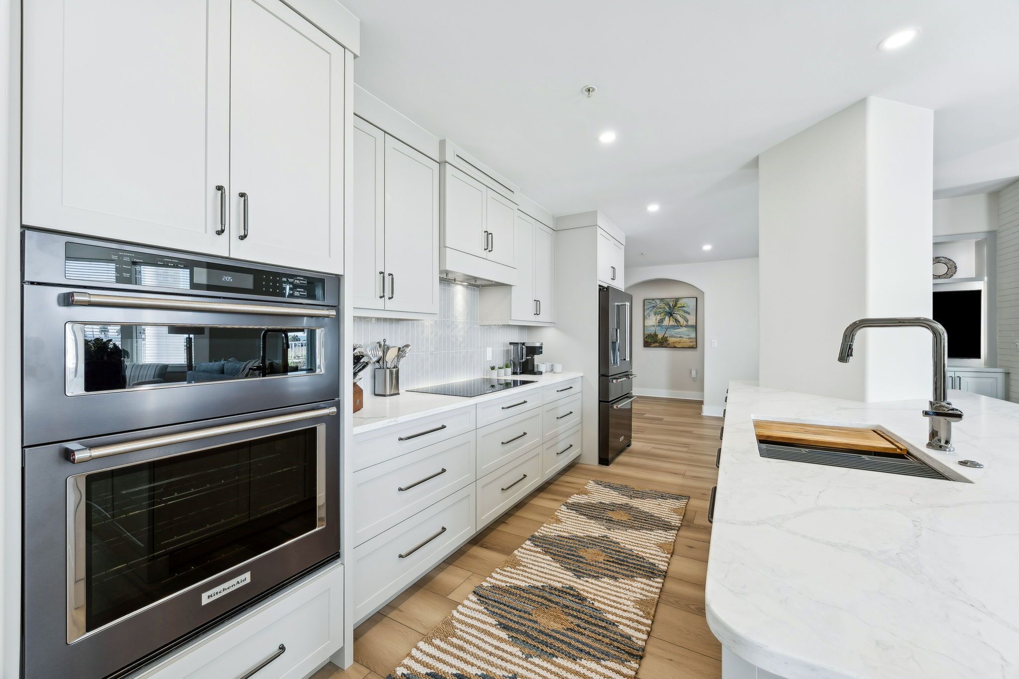 冷蔵庫、電子レンジ、オーブン、コンロ