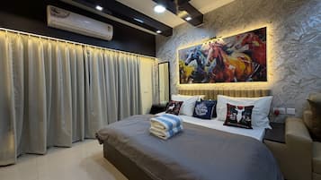 Iron/ironing board, WiFi, bed sheets