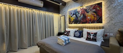 Iron/ironing board, WiFi, bed sheets