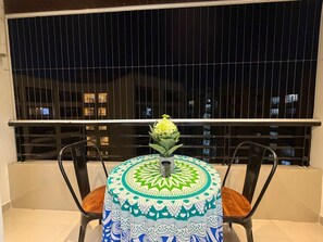 Outdoor dining - Room With AirPurifier ,Recliner Near kolkata Airprot, CC2 and Convention Center (Kolkata)