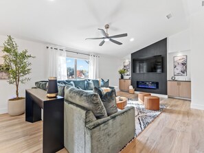 Smart TV, fireplace, video games, offices - Amelia’s Corner / Hot Tub + Ultimate Game Room (Keller)