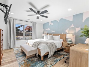 4 bedrooms, desk, iron/ironing board, travel cot - Amelia ’s Corner / Hot Tub + Ultimate Game Room (Keller)