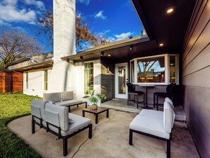 Terrace/patio - Waterview Residence / 4 BD + 2 Kings + Fire Pit (Richardson)