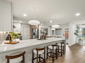 Fridge, microwave, oven, stovetop - Waterview Residence / 4 BD + 2 Kings + Fire Pit (Richardson)