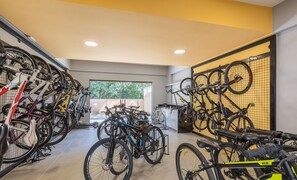 Un'area dedicata al ricovero biciclette, con diverse bici fissate ai supporti.