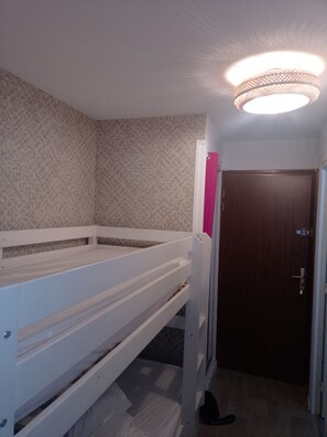 1 makuuhuone, silitysrauta/-lauta, vauvan matkasänky, ilmainen Wi-Fi