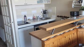 Een microgolfoven, een kookplaat, een vaatwasser