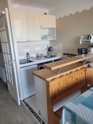 Micro-ondes, plaque de cuisson, lave-vaisselle