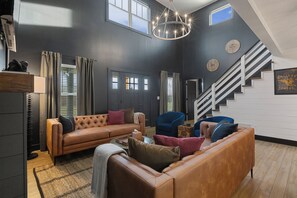 Smart TV, fireplace - Charred Oak Reserve-Sleeps 10-Hot Tub, Firepit by Iconiq stays (Chaplin)