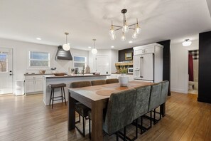 Fridge, microwave, oven, stovetop - Charred Oak Reserve-Sleeps 10-Hot Tub, Firepit by Iconiq stays (Chaplin)