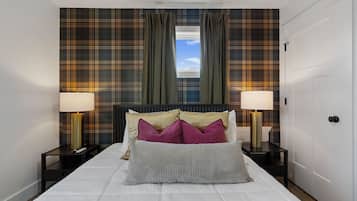 Tabla de planchar con plancha, cuna de viaje, wifi gratis y ropa de cama