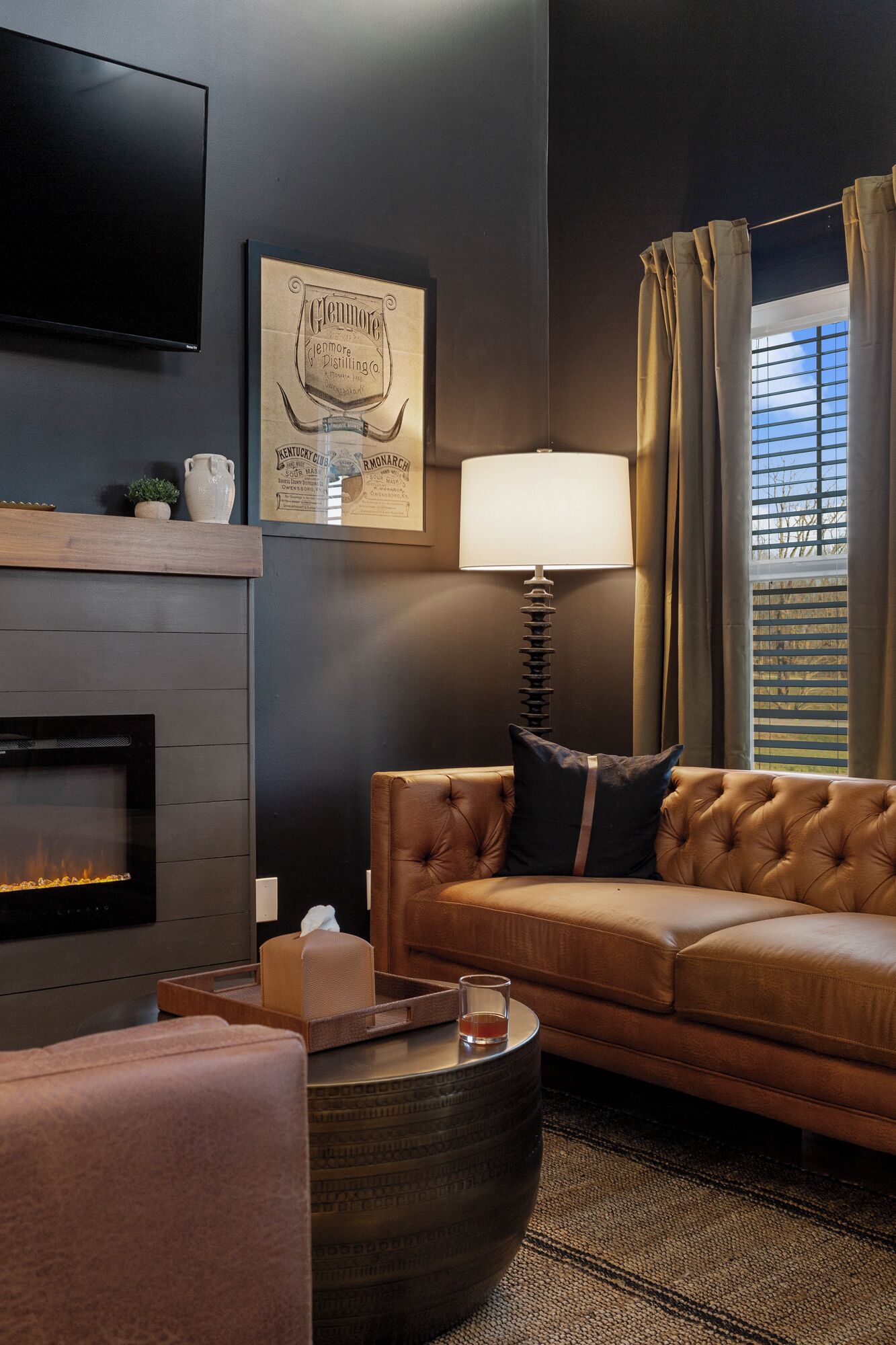 Una Smart TV, una chimenea