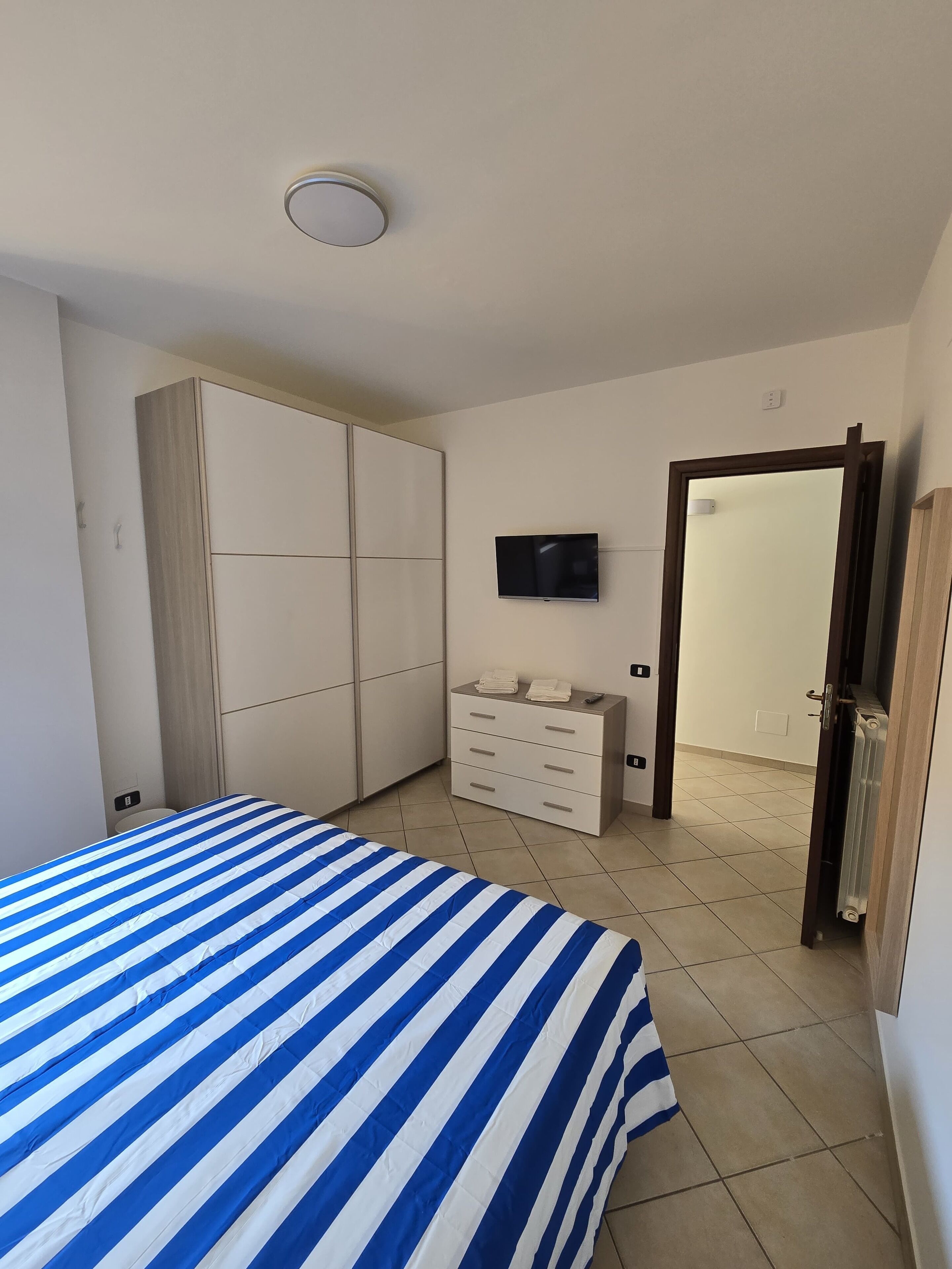 Tabla de planchar con plancha, wifi y ropa de cama 