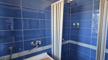 Haartrockner, Bidet, HandtĂŒcher, Seife