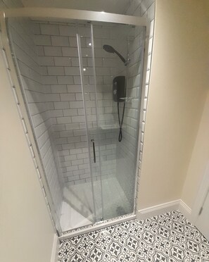 Douche, sèche-cheveux, serviettes fournies, savon