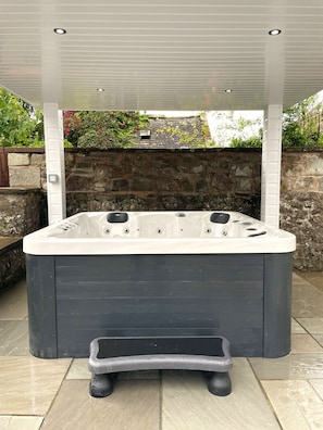 Outdoor spa tub - Kirkcudbright Holiday Apartments - Apartment H with Balcony (Kirkcudbright)