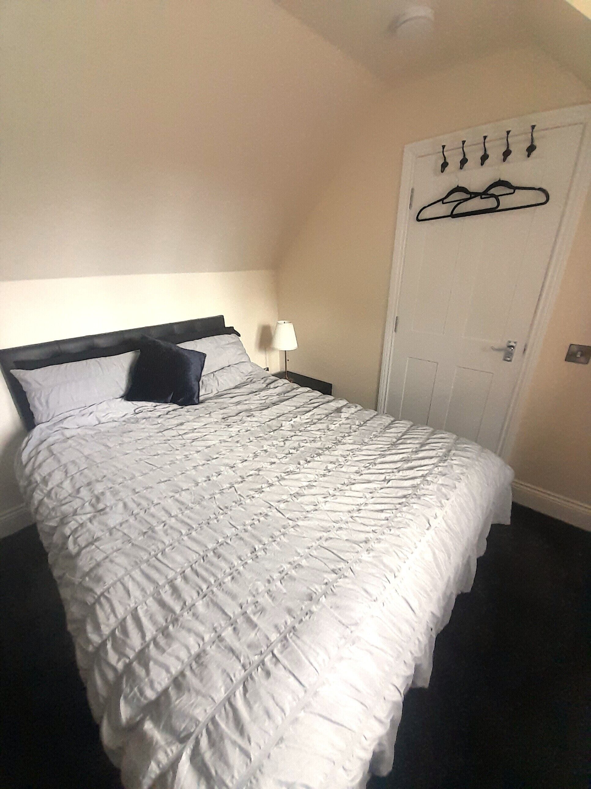 2 bedrooms, iron/ironing board, internet, bed sheets