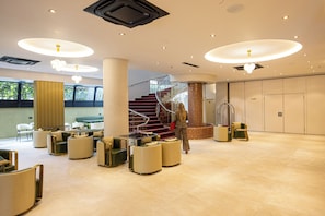 2 bars/lounges - Sky Hotel (Tirana)