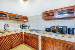 Kühlschrank, Mikrowelle, Herdplatte, Wasserkocher mit Kaffee-/Teezubehör