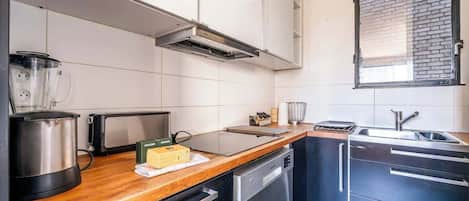 Coffee/tea maker, fridge, microwave, oven