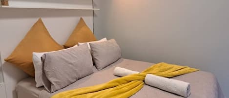 Iron/ironing board, WiFi, bed sheets