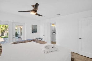 3 bedrooms, desk, iron/ironing board, travel cot - Waterfront, Fishing, Firepit @ The Pier Cottage (New Port Richey)