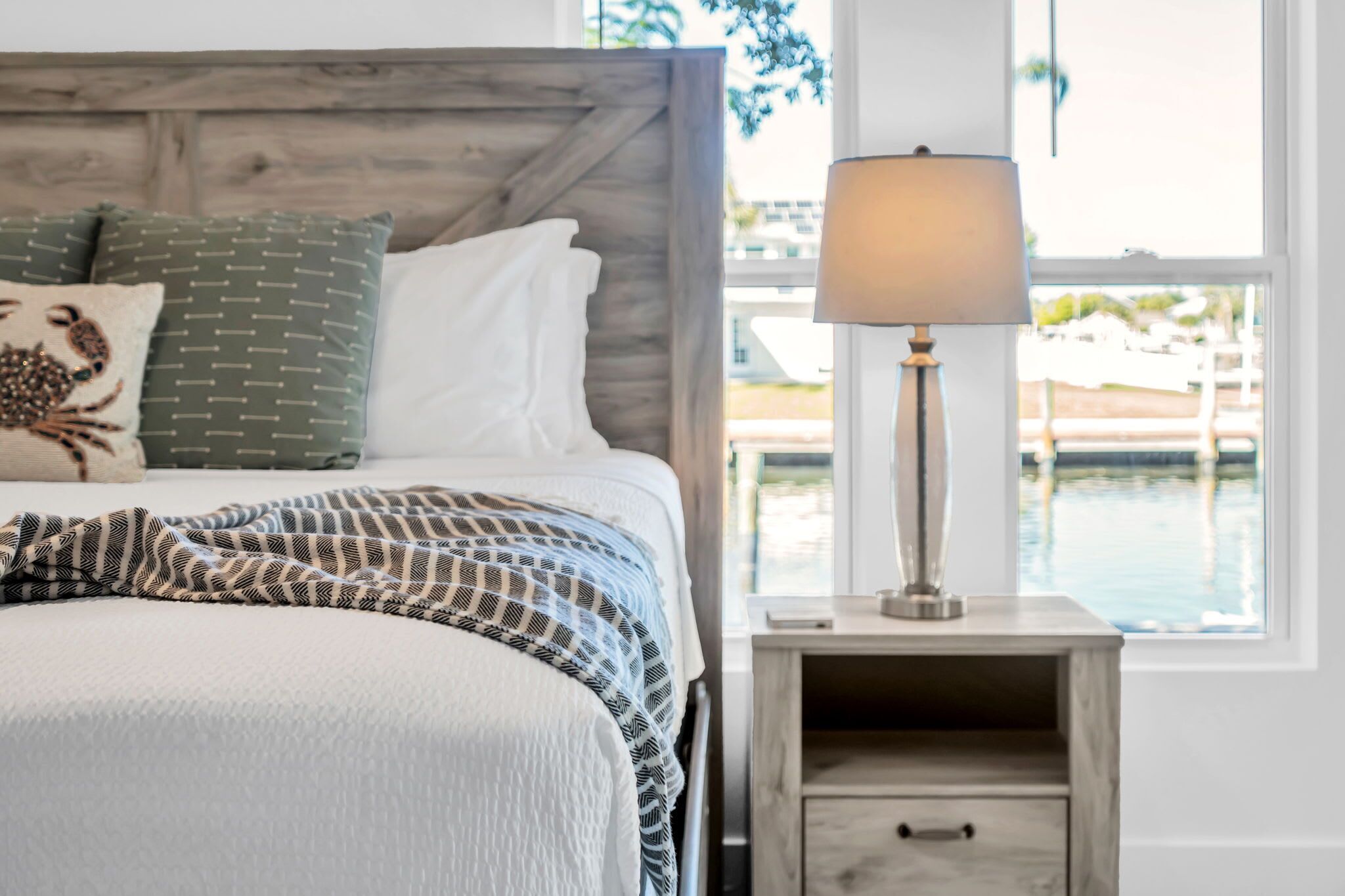 Escritorio, tabla de planchar con plancha, cuna de viaje y wifi 