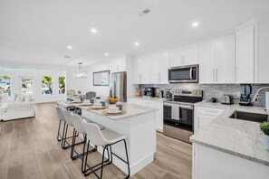 Frigorífico, microondas, horno y placa de cocina