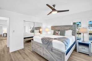 Escritorio, tabla de planchar con plancha, cuna de viaje y wifi 