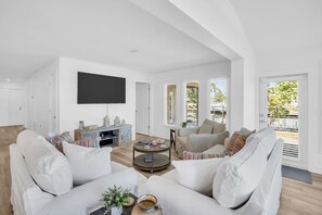 Una televisión, una oficina