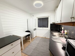 Microwave, oven, stovetop, dishwasher - Central and cozy 1-bedroom apartment in the heart of Tromsø (Troms)