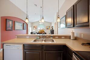 Private kitchen - Perfect Cozy 3 bedroom retreat with a private pool (Davenport)