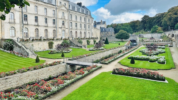 A historic building with a symmetrical garden layout, featuring a central pathway, manicured lawns, and a stone wall. - Family home 2 steps from the port and downtown. Sleeps 8. (Vannes)